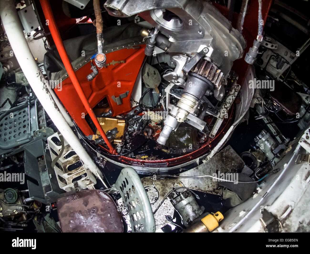 Kiew, Ukraine. 21. Februar 2015. In der Kabine des russischen BTR-80 abgeschossen in der Ostukraine--ist Sekretär für nationale Sicherheit und Verteidigung Rat der Ukraine Oleksandr Turtschynow eröffnet in Kiew in St. Michael quadratisch dokumentarische Ausstellung "Präsenz", die russische Aggression gegen die Ukraine aufweist. "Dieser Bereich präsentiert Beweise für Verbrechen gegen den Staat, gegen die Menschlichkeit, Nachweis der Aggression gegen die Russische Föderation, Ukraine," - sagte er. Bildnachweis: Igor Golovnov/Alamy Live-Nachrichten Stockfoto