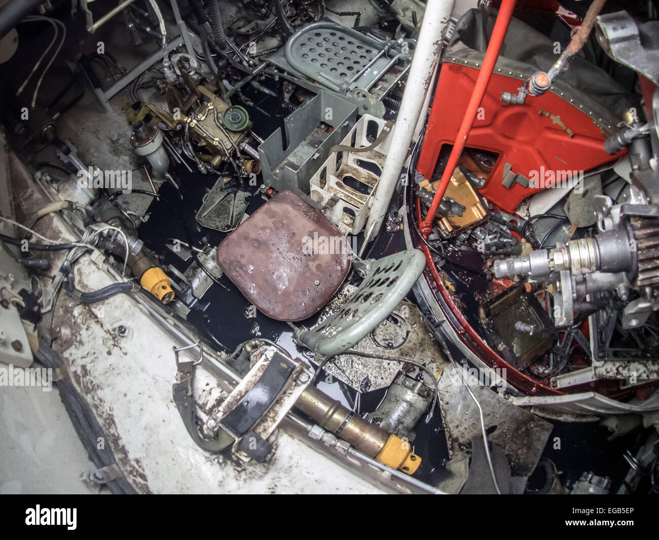 Kiew, Ukraine. 21. Februar 2015. In der Kabine des russischen BTR-80 abgeschossen in der Ostukraine--ist Sekretär für nationale Sicherheit und Verteidigung Rat der Ukraine Oleksandr Turtschynow eröffnet in Kiew in St. Michael quadratisch dokumentarische Ausstellung "Präsenz", die russische Aggression gegen die Ukraine aufweist. "Dieser Bereich präsentiert Beweise für Verbrechen gegen den Staat, gegen die Menschlichkeit, Nachweis der Aggression gegen die Russische Föderation, Ukraine," - sagte er. Bildnachweis: Igor Golovnov/Alamy Live-Nachrichten Stockfoto