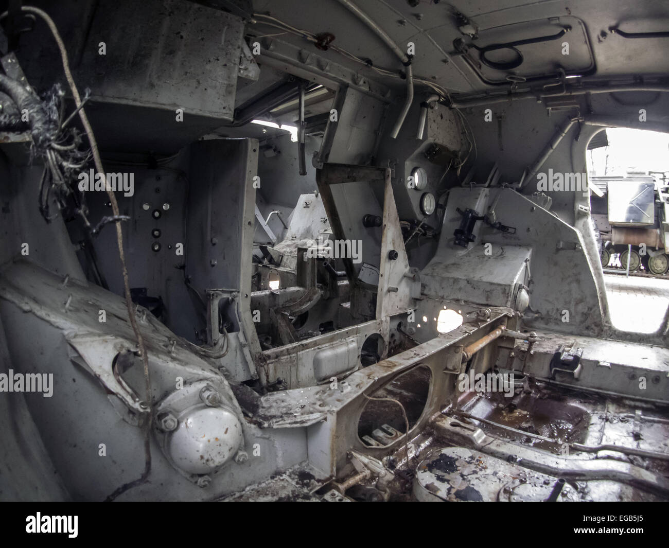 21. Februar 2015 - In der Kabine des russischen BTR-80 abgeschossen in der Ostukraine--Sekretär für nationale Sicherheit und Verteidigung Rat der Ukraine Oleksandr Turtschynow eröffnet in Kiew in St. Michael ist quadratisch dokumentarische Ausstellung '' Präsenz '', die russische Aggression gegen die Ukraine aufweist. " Dieser Bereich präsentiert Beweise für Verbrechen gegen den Staat, gegen die Menschlichkeit, Nachweis der Aggression gegen die Russische Föderation, Ukraine, "-sagte er. © Igor Golovniov/ZUMA Draht/Alamy Live-Nachrichten Stockfoto