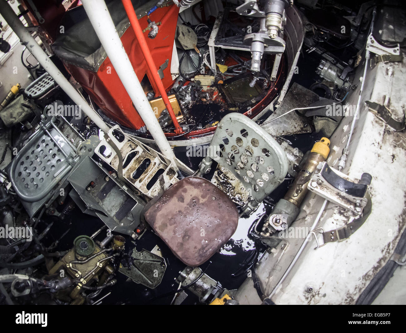 21. Februar 2015 - In der Kabine des russischen BTR-80 abgeschossen in der Ostukraine--Sekretär für nationale Sicherheit und Verteidigung Rat der Ukraine Oleksandr Turtschynow eröffnet in Kiew in St. Michael ist quadratisch dokumentarische Ausstellung '' Präsenz '', die russische Aggression gegen die Ukraine aufweist. " Dieser Bereich präsentiert Beweise für Verbrechen gegen den Staat, gegen die Menschlichkeit, Nachweis der Aggression gegen die Russische Föderation, Ukraine, "-sagte er. © Igor Golovniov/ZUMA Draht/Alamy Live-Nachrichten Stockfoto