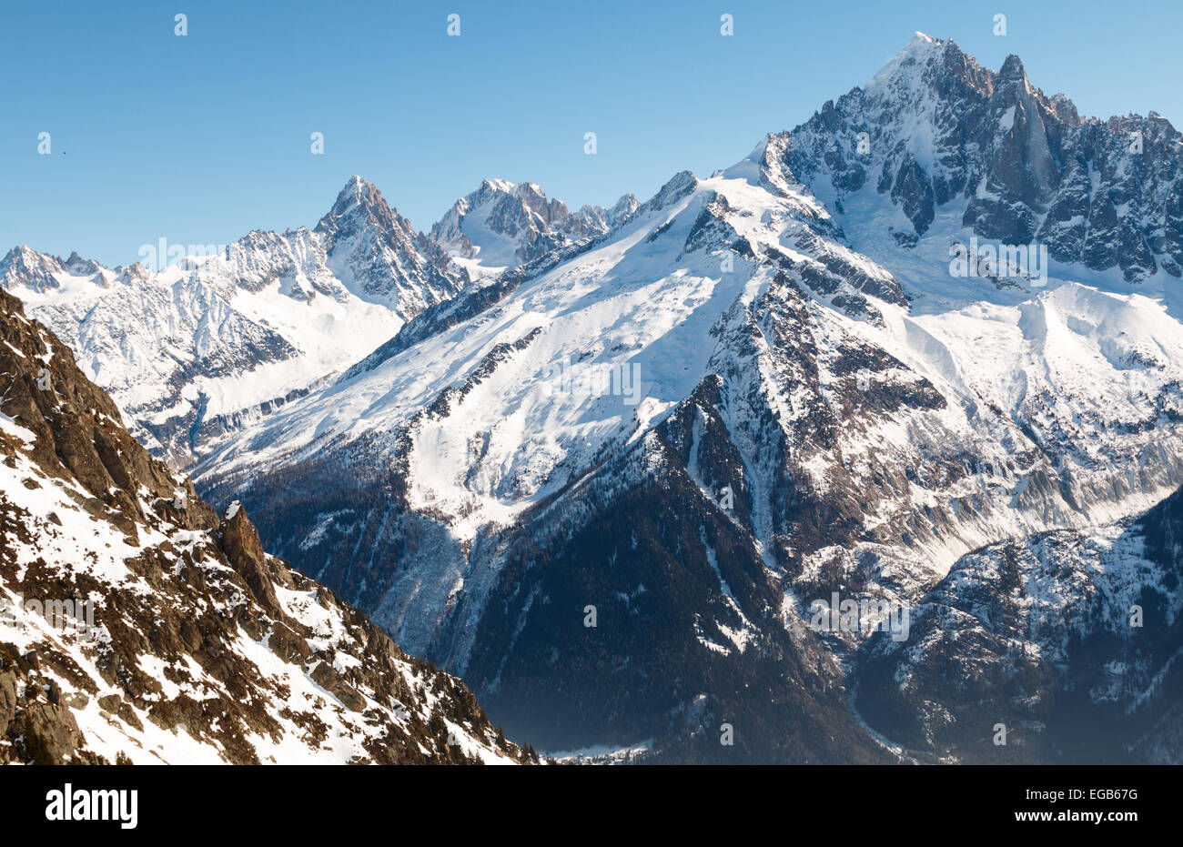Berge im Tal von Chamonix im Winter.  Die Aiguille Verte, Les Drus und Aiguille D'Argentiere enthält. Stockfoto
