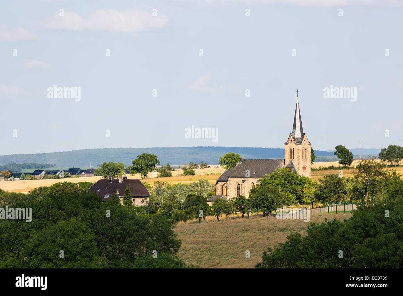 Eine idyllische Dorfkirche auf einer Anhöhe in der nördlichen Eifel-Landschaft in Deutschland. Stockfoto