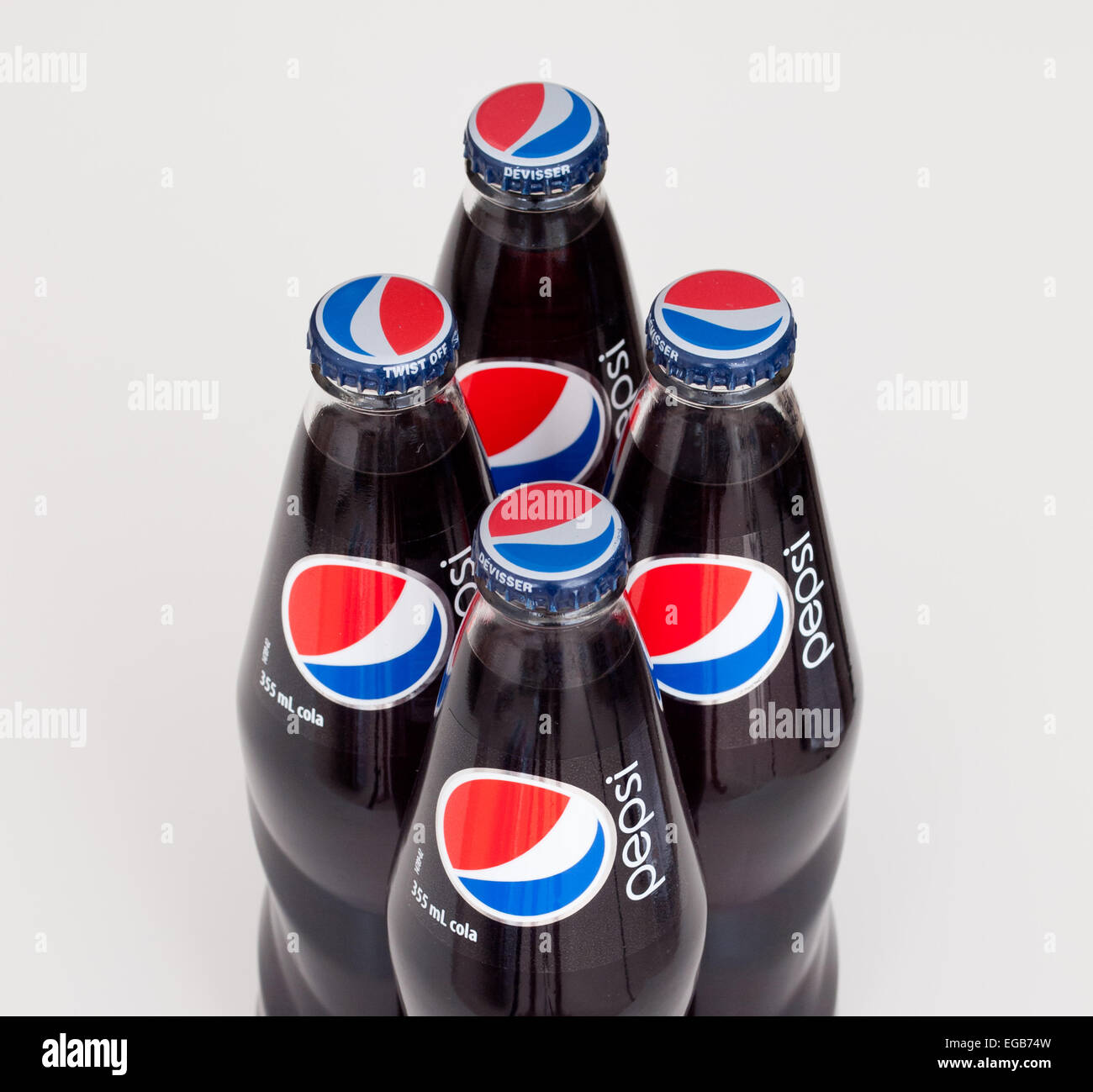 Eine 4er-Pack von 355 mL Glasflaschen von Pepsi (Pepsi-Cola