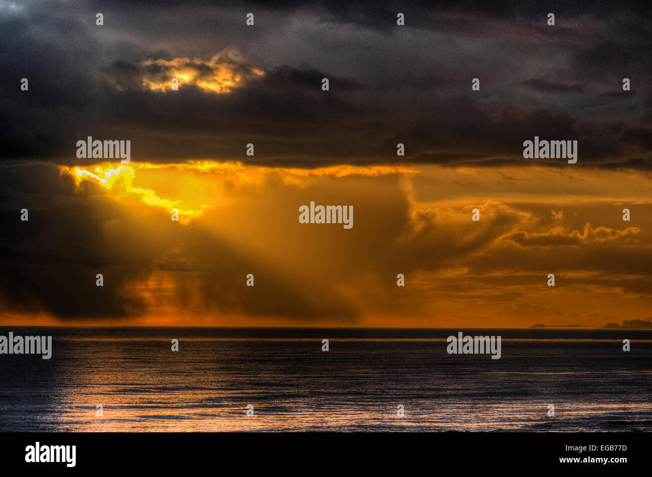 Shoreham, Sussex, Großbritannien. Februar 2015. Wetter in Großbritannien: Sturm zieht mit Sonnenuntergang über das Meer Stockfoto