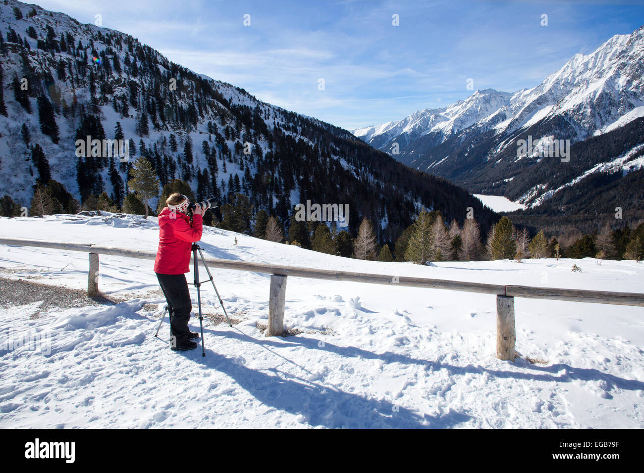Fotografin nimmt Bilder in den Bergen von Staller Sattel aus Italien nach Österreich Stockfoto