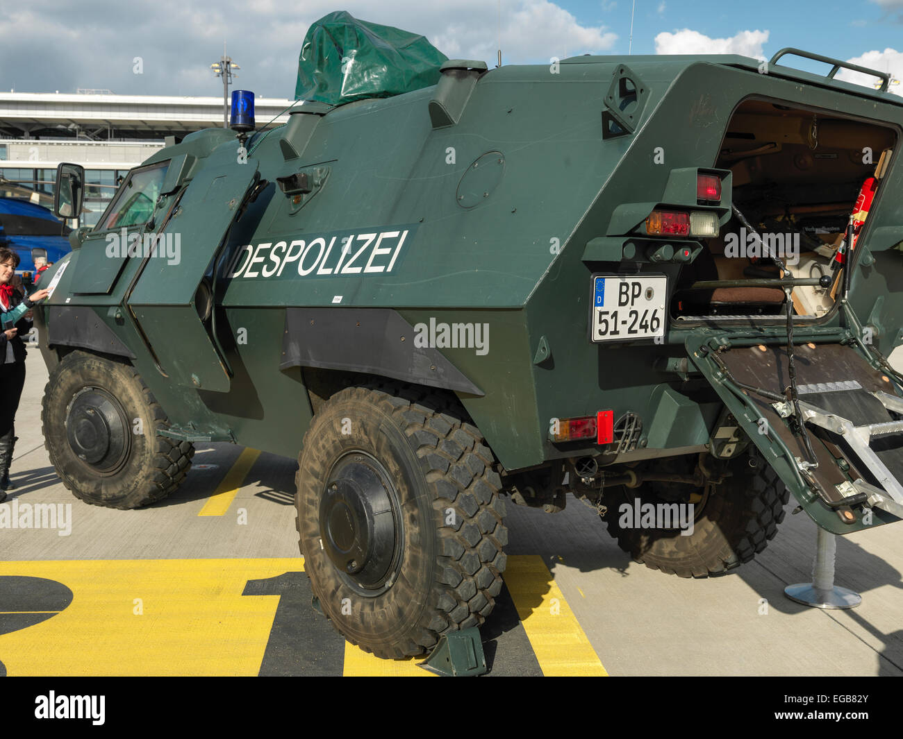 Gepanzertes Fahrzeug der deutschen Bundespolizei, genannt "Sonderwagen 4" auf dem Display. Stockfoto
