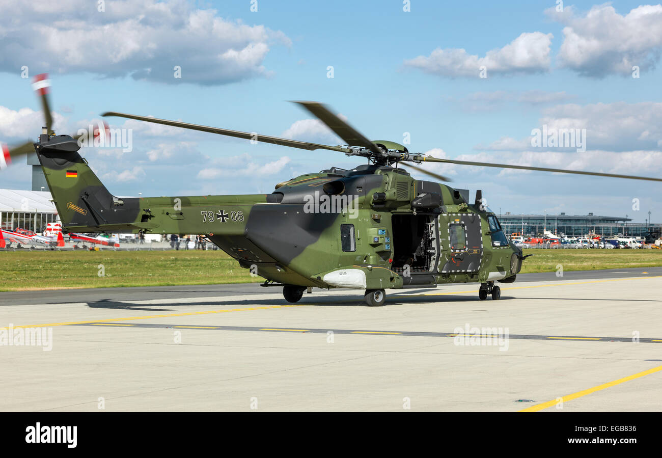 NH Industries (Airbus) NH90 Hubschrauber der Bundeswehr auf der Piste. (digitale Hasselblad Schuss) Seitlicher Blick zurück. Stockfoto