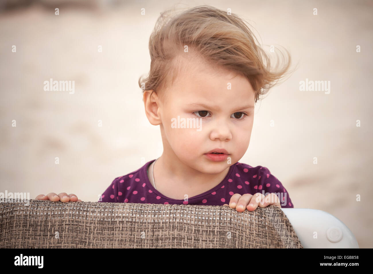 Outdoor Closeup Portrait von niedlichen ernsthafte kaukasischen blonde Babymädchen Stockfoto