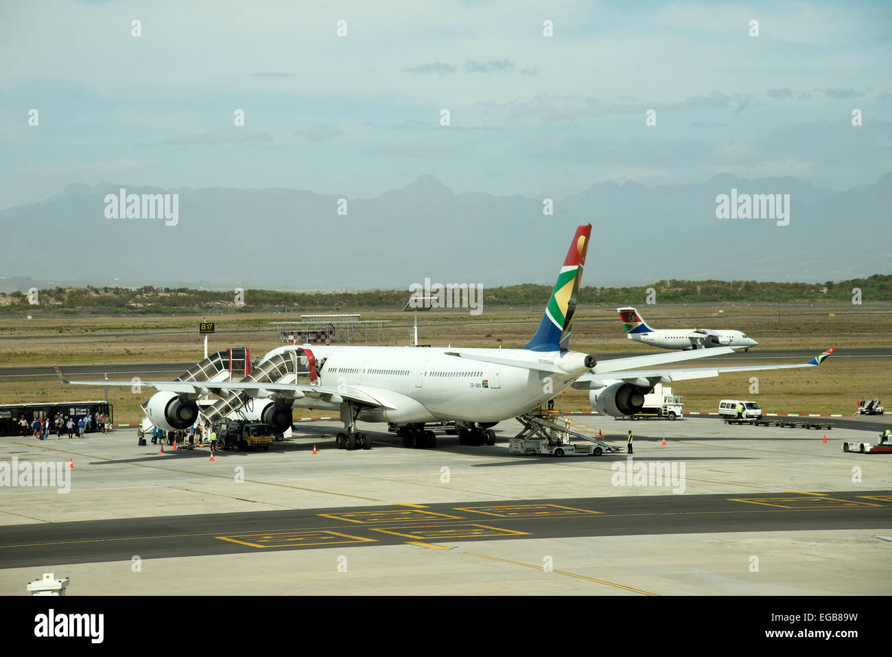 Fluggästen einen South African A340-Jet auf dem Vorfeld Flughafen Kapstadt Stockfoto