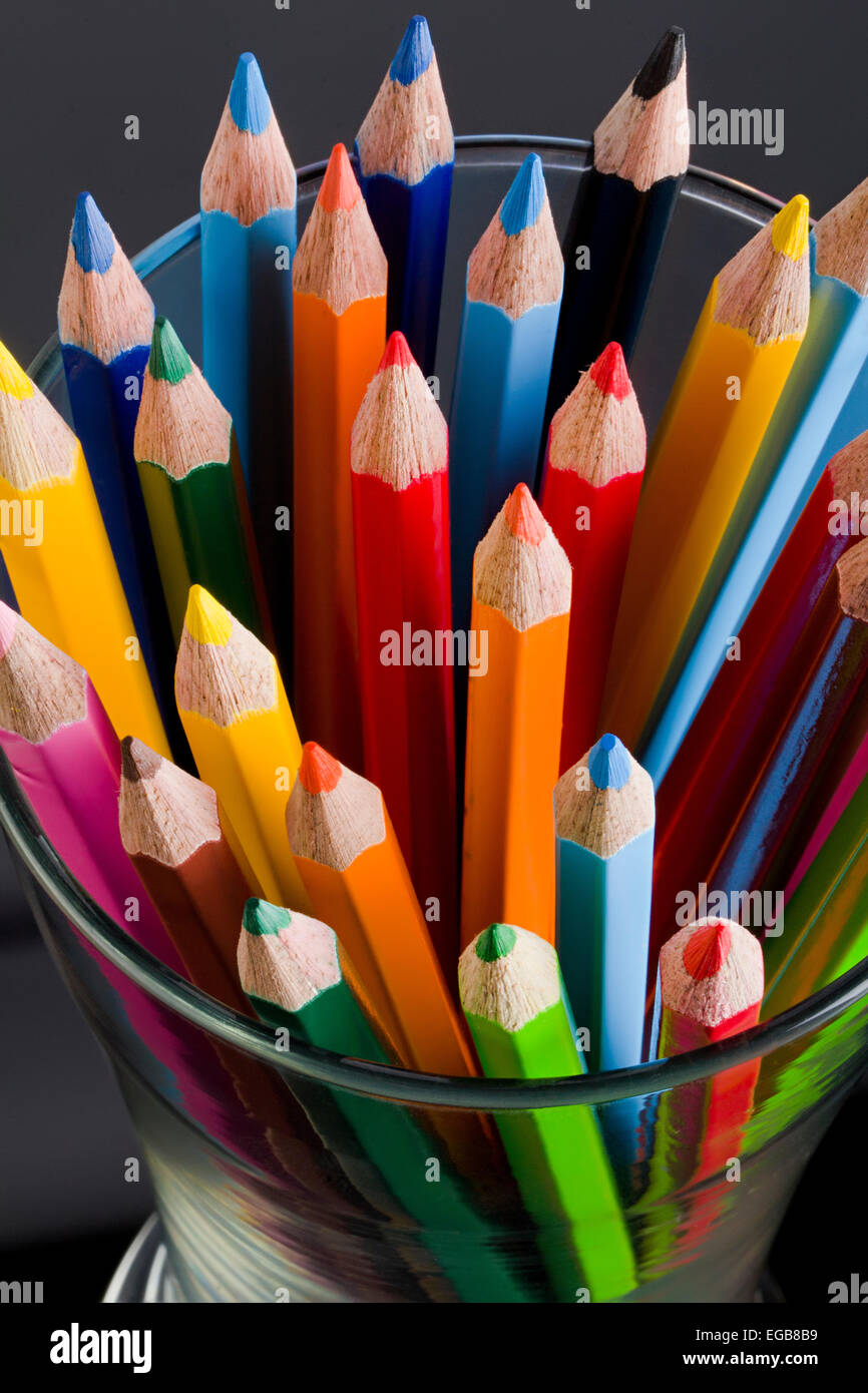 Überfluss Zeichnung Bleistift Glas Pen stehen Vermittlung von niemand Stockfoto