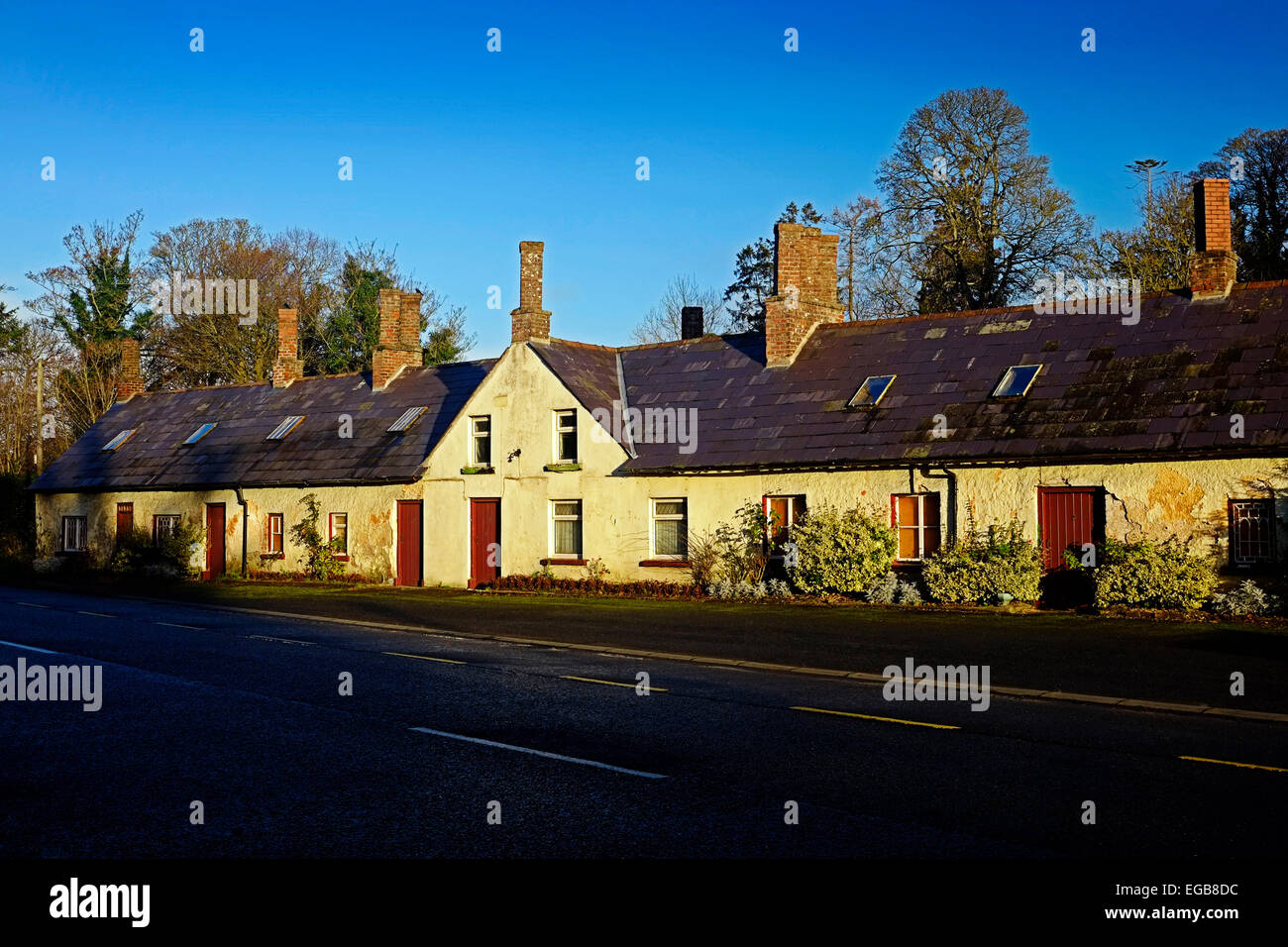 Reihe von traditionellen terrassierten Cottages in der Nähe von Ravensdale in Co. Louth, Irland. Stockfoto