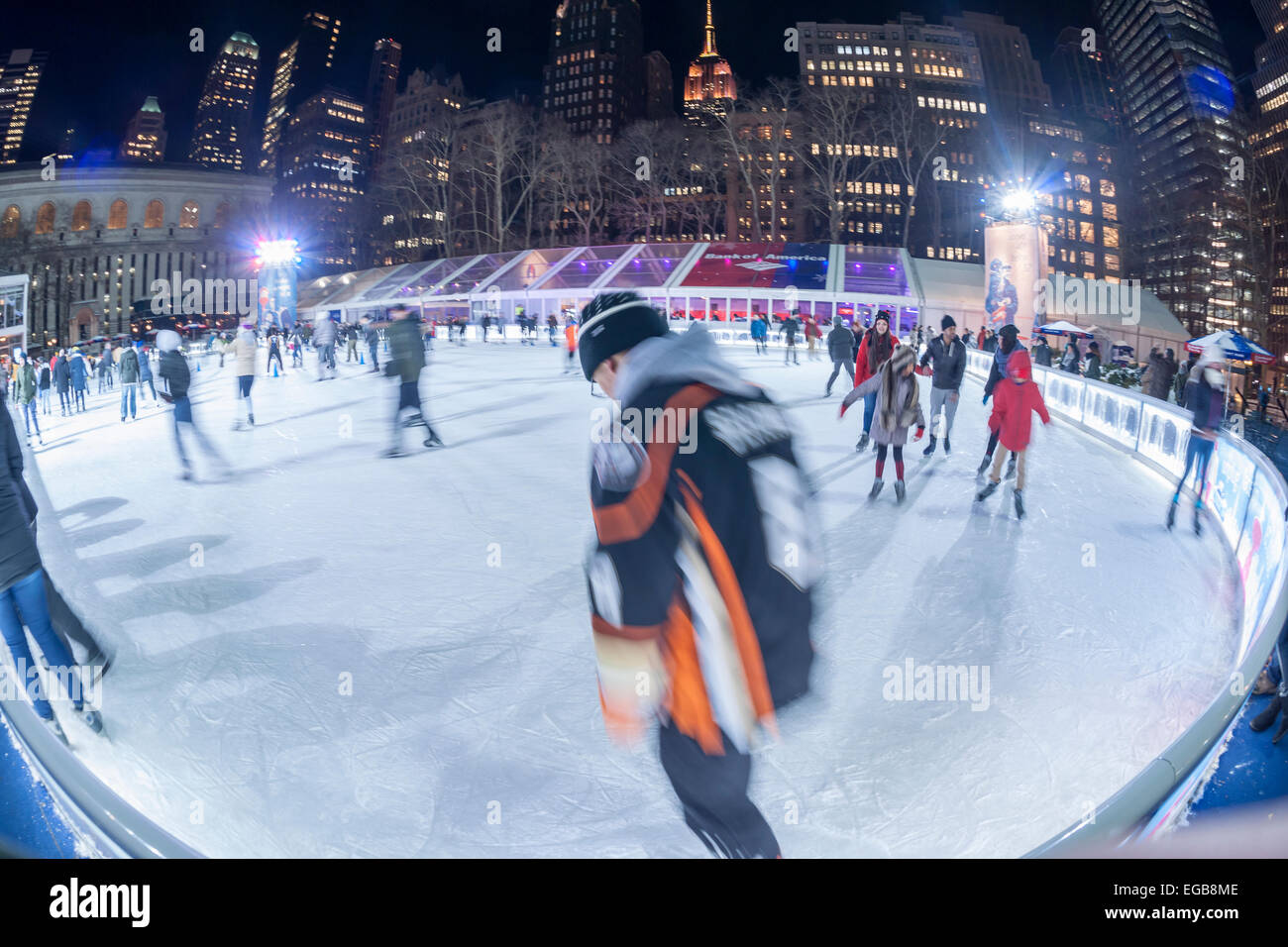 Skater manövrieren die gepackte Winterdorf Eisbahn im Bryant Park in New York auf Dienstag, 17. Februar 2015. (© Richard B. Levine) Stockfoto