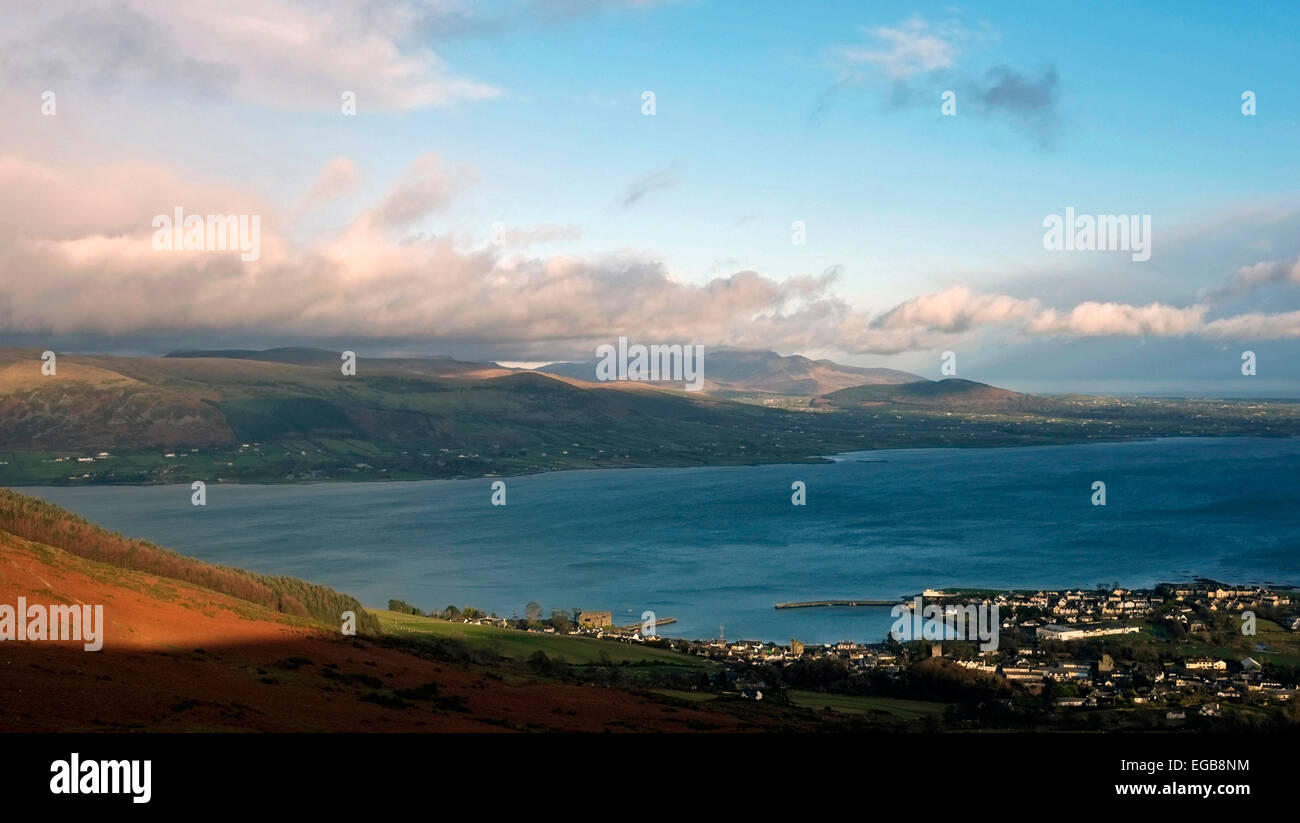 Luftaufnahme von Carlingford Village und Loch und Mourne MTS. Co. Louth, Irland. Stockfoto