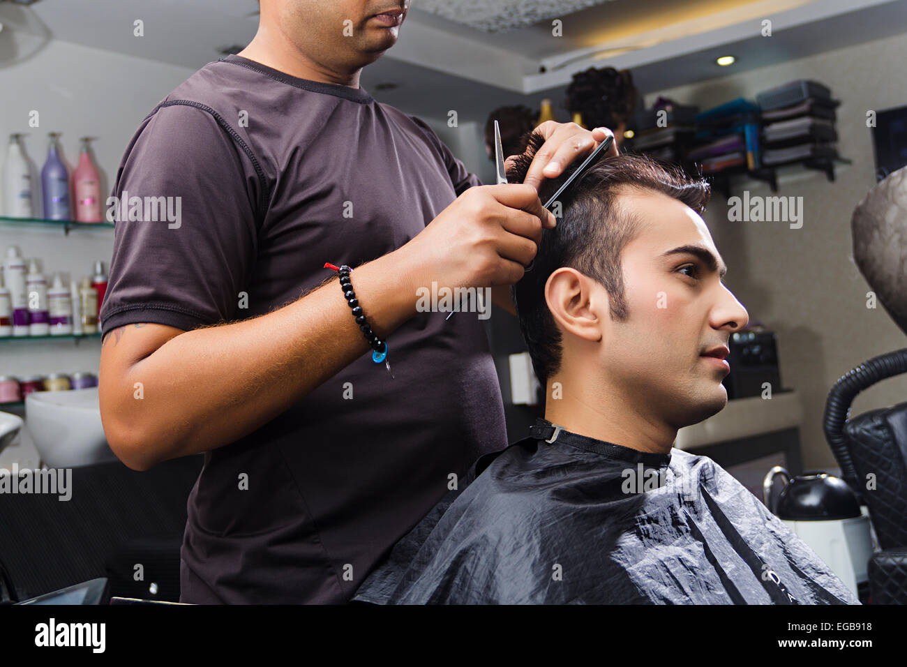 2 Inder Friseur schneiden Salon Stockfoto