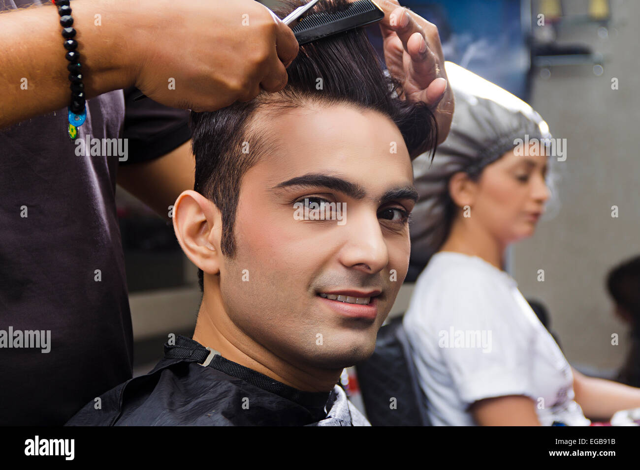 2 Inder Friseur schneiden Salon Stockfoto