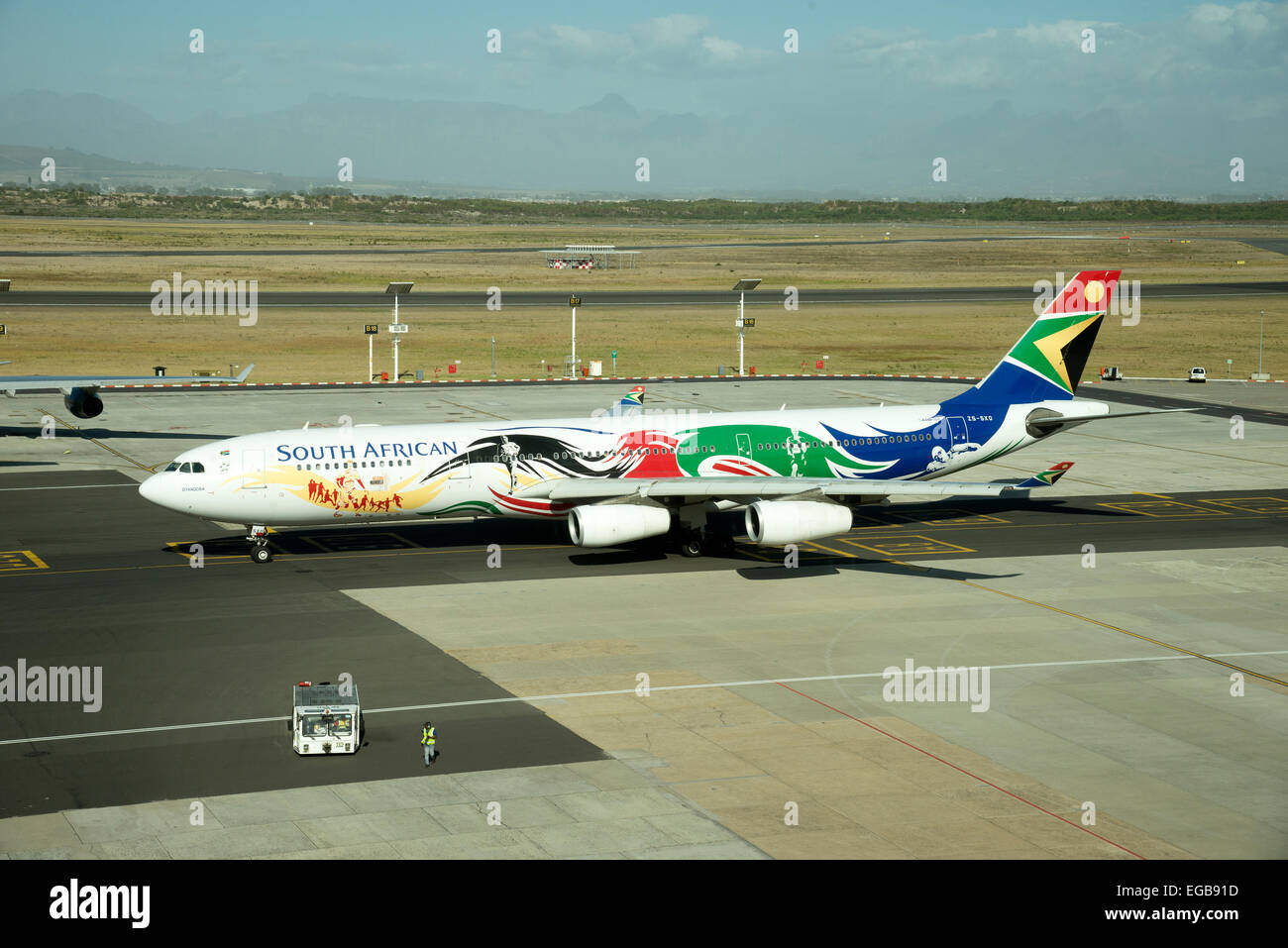 SAA Jet gemalt im Olympia-Logo auf dem Taxiway am internationalen Flughafen Kapstadt Südafrika Stockfoto