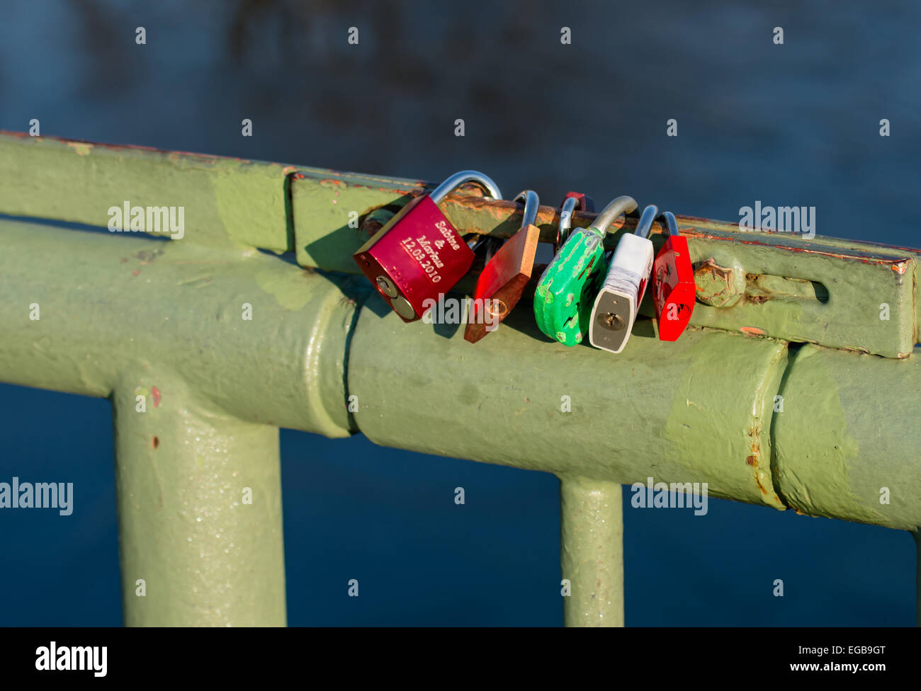 Liebesschlösser auf der Brücke Geländer Stockfoto