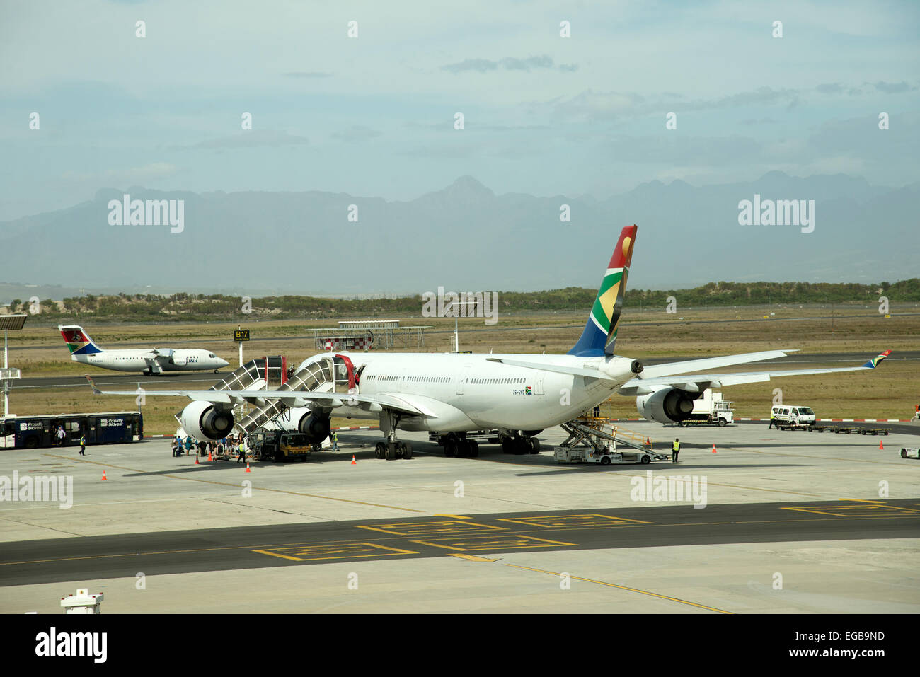 Fluggästen einen South African A340-Jet auf dem Vorfeld Flughafen Kapstadt Stockfoto