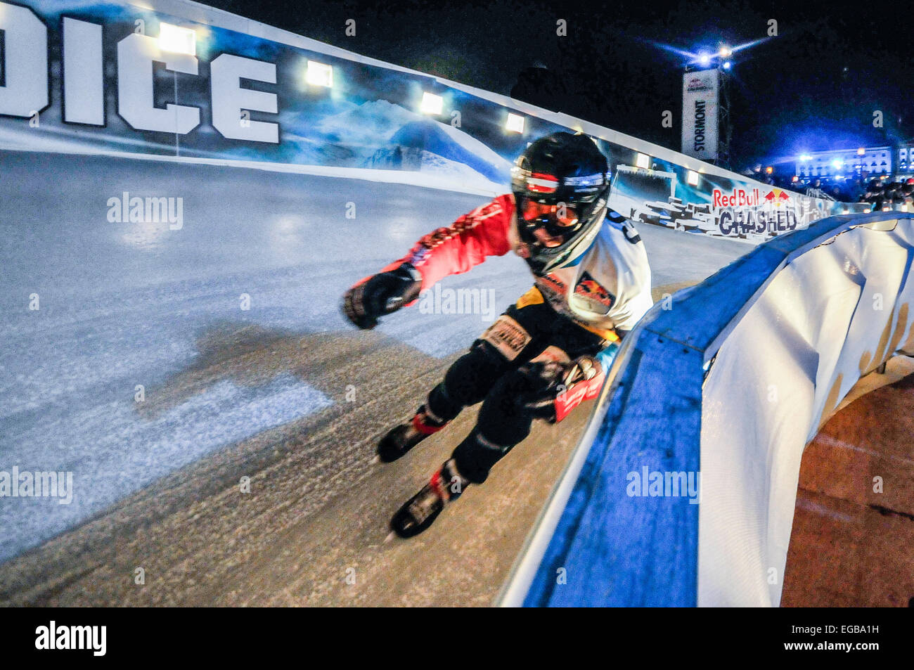 Belfast, Nordirland. 21. Februar 2015. Eine Skater geht auf die schnellsten Teil der Strecke geht um 70kph bei der Red Bull stürzte Eis einzelnen Wettbewerb Credit: Stephen Barnes/Alamy Live News Stockfoto