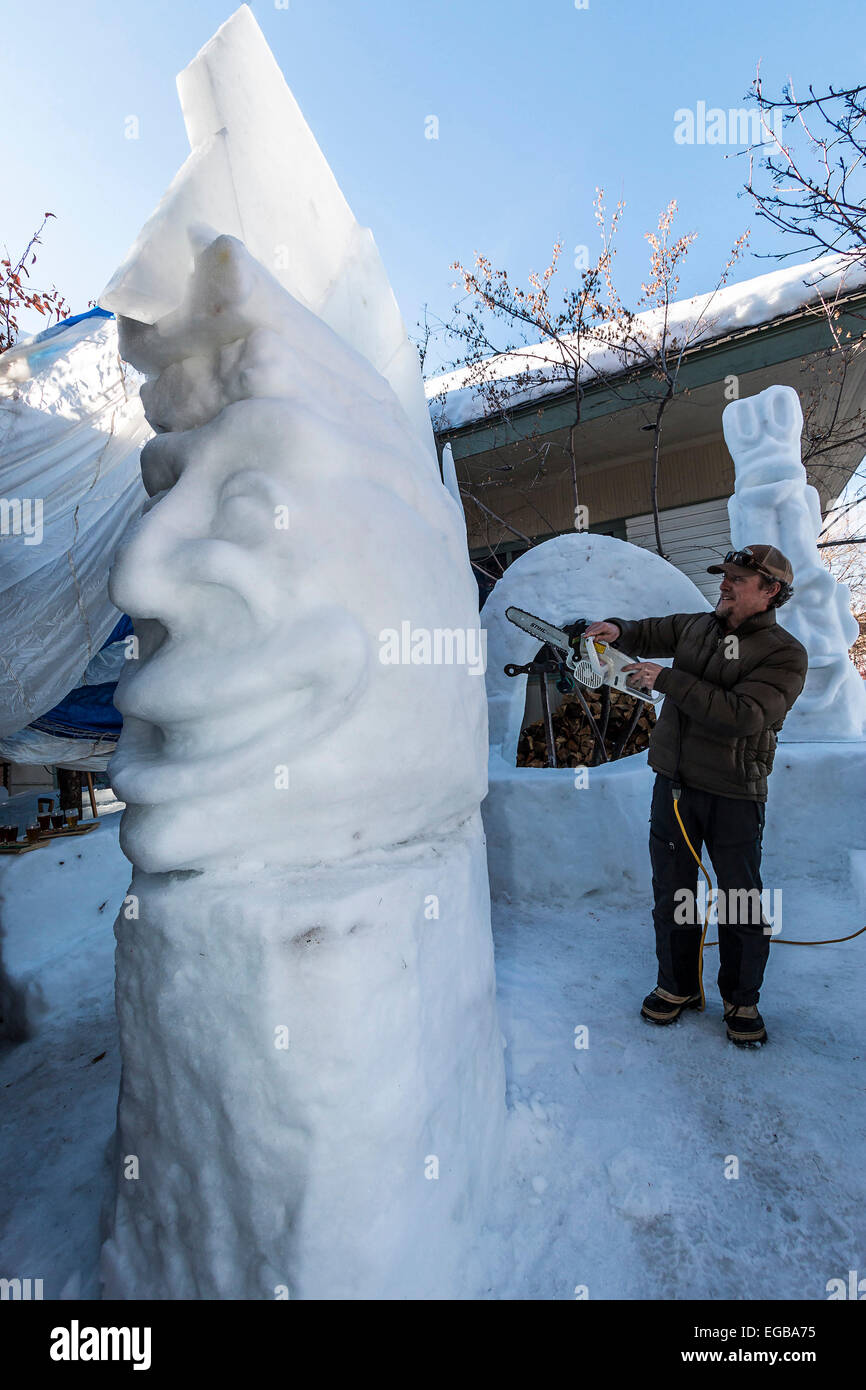 Arbeiten auf einer Schneeskulptur für den Winterkarneval in McCall, Idaho. Stockfoto