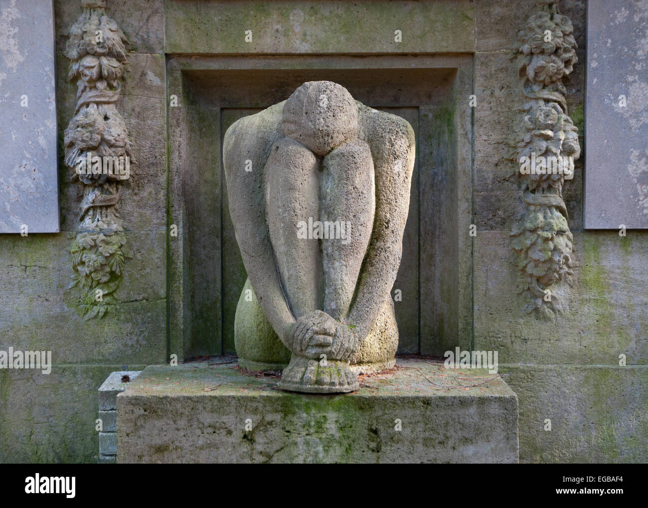Skulptur der trauernden Figur im Grab in Stahnsdorf Friedhof, Deutschland Stockfoto