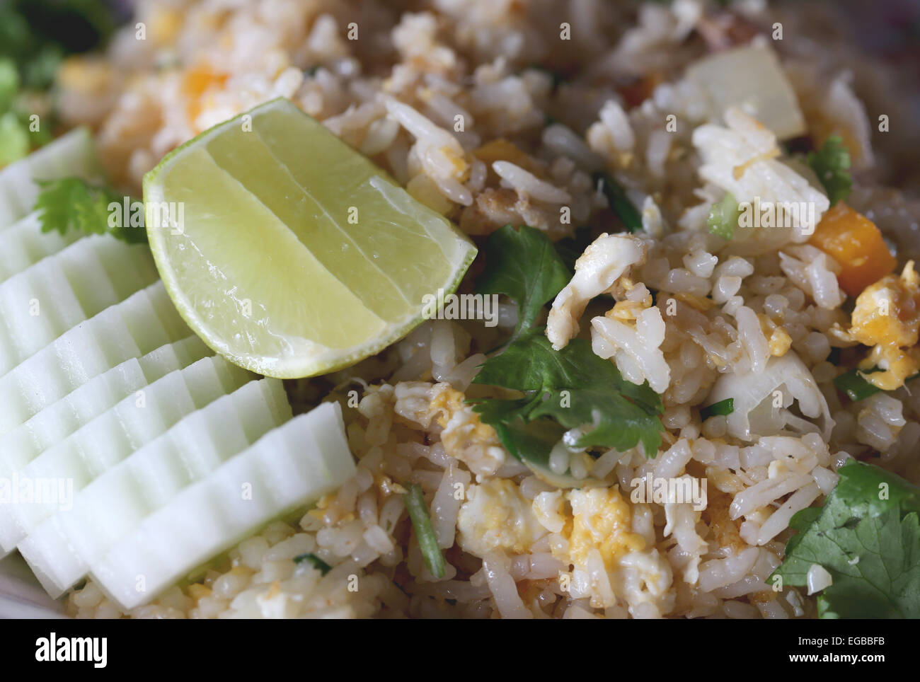 Zitrone auf gebratener Reis mit Krabben für Lebensmittel Hintergrund. Stockfoto