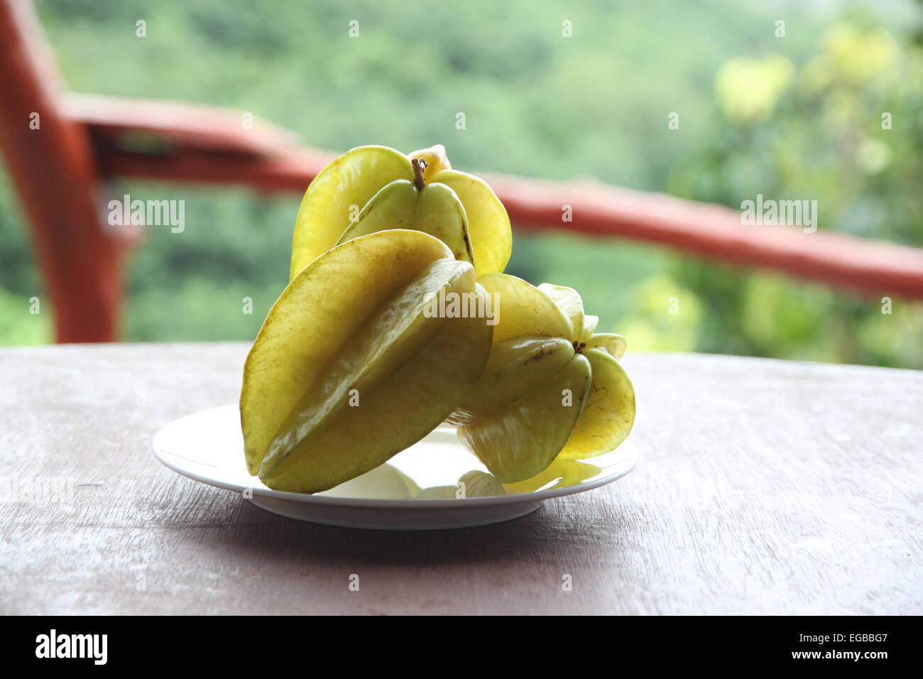 Star-Obst in Schale auf der Lebensmittel-Tabelle. Stockfoto