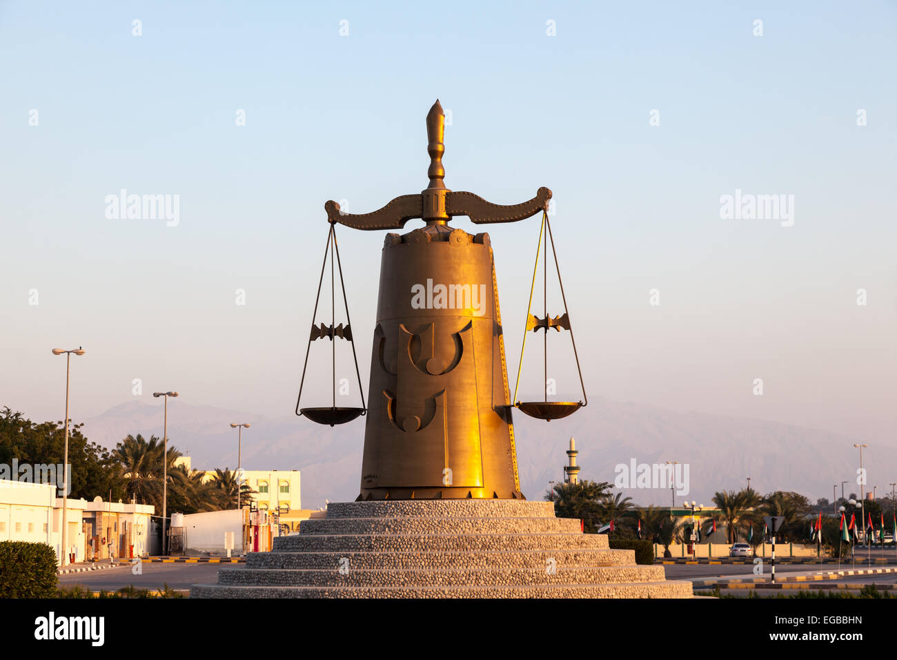 Kreisverkehr mit einer Waage der Gerechtigkeit-Statue in Ras Al Khaimah Stockfoto