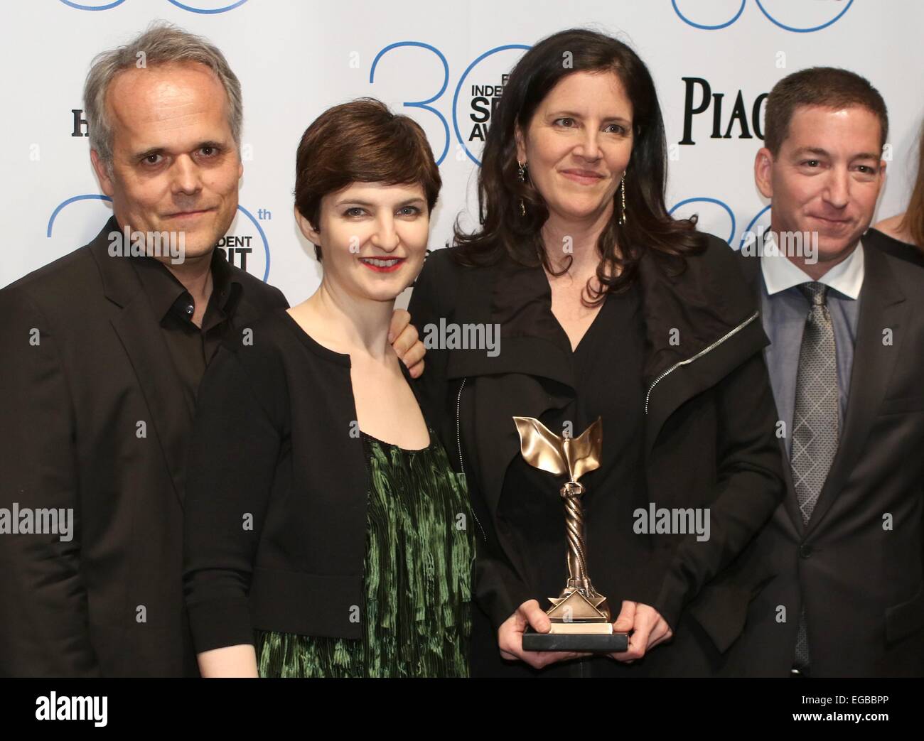 Santa Monica, Kalifornien, USA. 21. Februar 2015. Dirk Wilutzky, Mathilde Bonnefoy, Laura Poitras, Glenn Greenwald, Award für den besten Dokumentarfilm CITIZENFOUR im Presseraum für 30. Film Independent Spirit Awards 2015 - Press Room, Santa Monica Beach, Santa Monica, CA 21. Februar 2015. Bildnachweis: James Atoa/Everett Collection/Alamy Live-Nachrichten Stockfoto