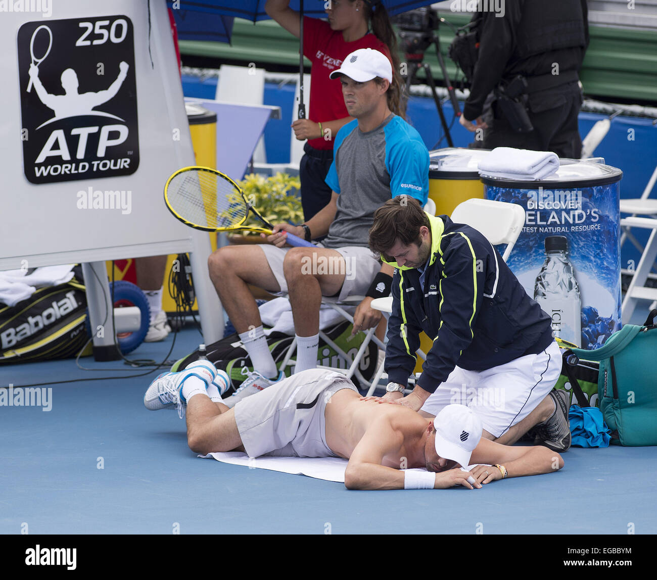 Delray Beach, FL, USA. 21. Februar 2015. Delray Beach, FL - 21 Februar: Mike Bryan ruft den Rücken gearbeitet, nachdem er es diente während der 3. Spiel verletzt. Mike und Bob besiegte Rajeev Ram(USA) und Erik Butorac(USA) 46 63 1 bei den 2015 Delray Beach Open von The Venetian Las Vegas. Fotograf Andreas Patron. © Andrew Patron/ZUMA Draht/Alamy Live-Nachrichten Stockfoto