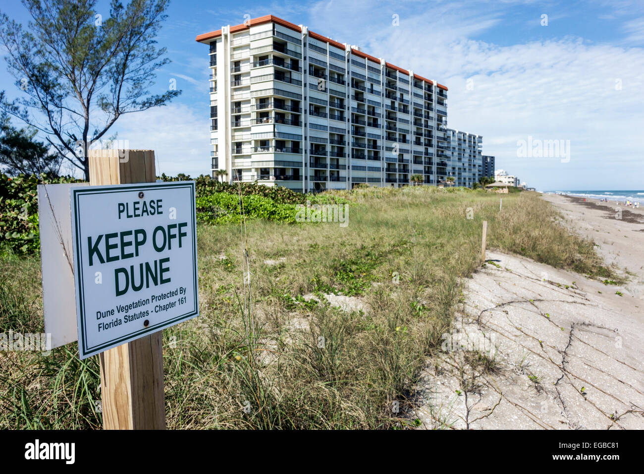 Jensen Beach Florida, Hutchinson Barrier Island, Schild, Logo, bitte halten Sie sich von Düne, geschützte Vegetation, am Wasser, Grundstück, Wasser im Atlantischen Ozean, Besucher t Stockfoto