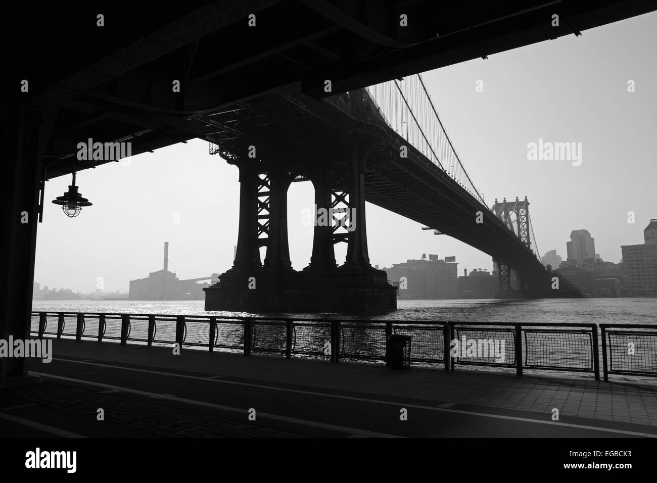 Manhattan Bridge über den East River nach DUMBO Brooklyn in schwarz und weiß. Stockfoto