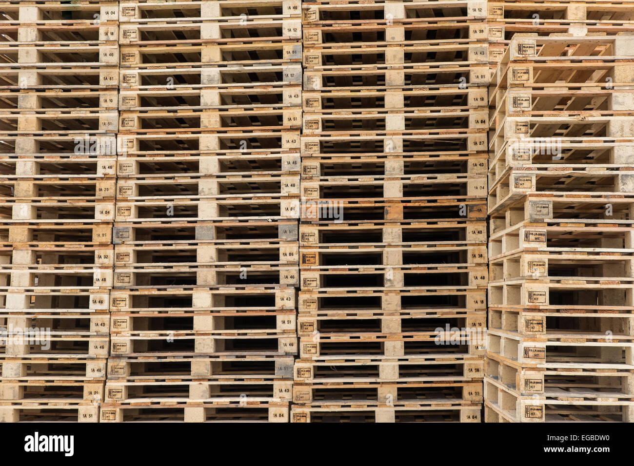 Holz-Paletten gestapelt Stockfoto