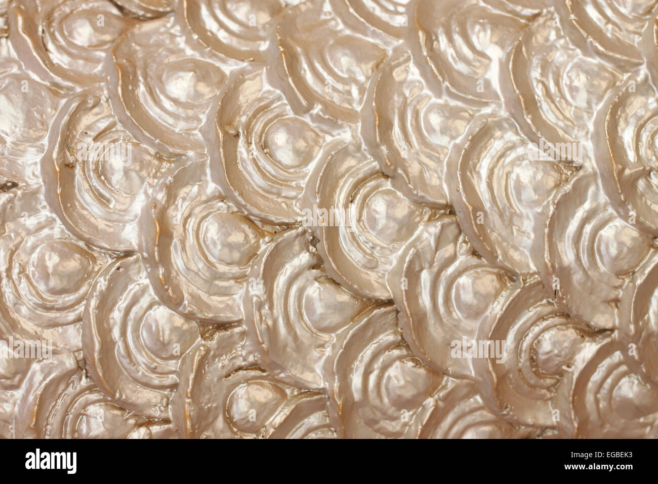 Goldene Farbe der dekorativen Kunst an der Wand im chinesischen Tempel für den Hintergrund. Stockfoto