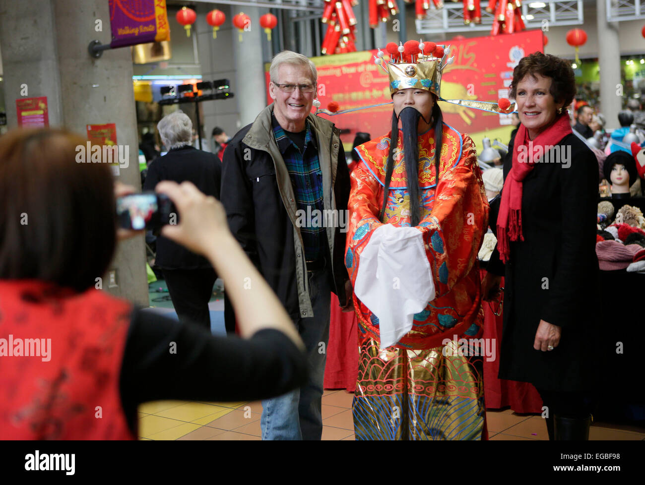 (150222)--VANCOUVER (Kanada), 22. Februar 2015 (Xinhua)--Bewohner fotografieren mit dem "Gott des Glücks" in einem Einkaufszentrum in Chinatown in Vancouver, Kanada, 21. Februar 2015. Menschen teilzunehmen an verschiedenen Neujahr Aktivitäten in Vancouvers Chinatown Chinese gutbürgerlich Frühlingsfest feiern. (Xinhua/Liang Sen) Stockfoto