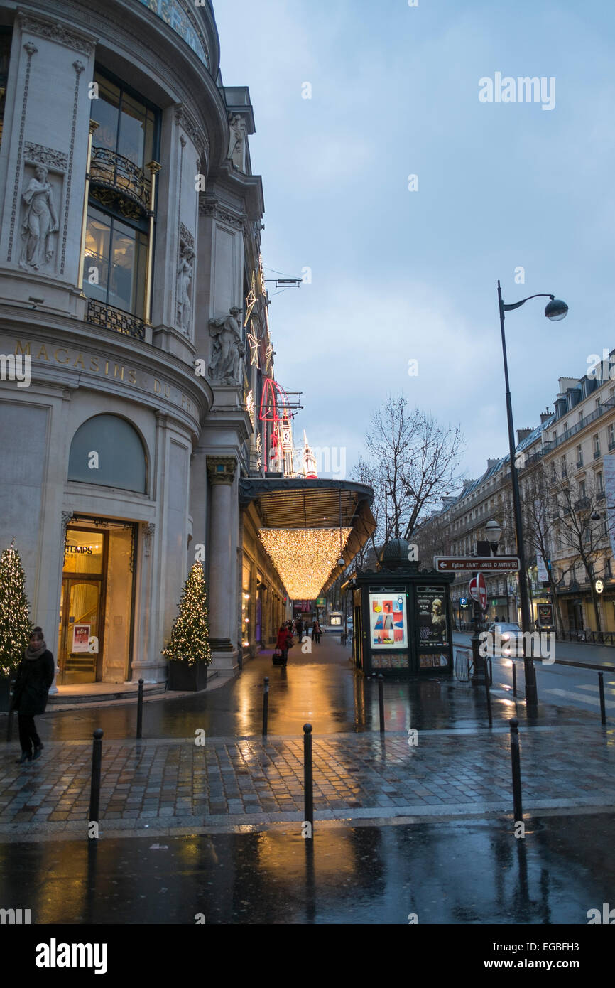 Am frühen Morgen im Kaufhaus Au Printemps zu Weihnachten im Winter, Paris Stockfoto