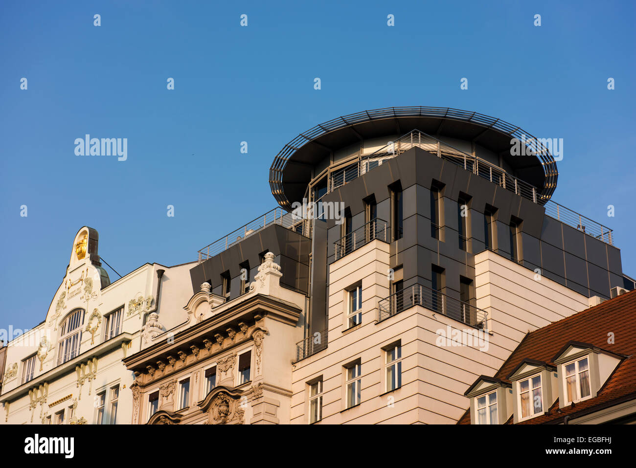 Zeitgenössische Architektur auf historische Gebäude in der Prager Altstadt. Stockfoto