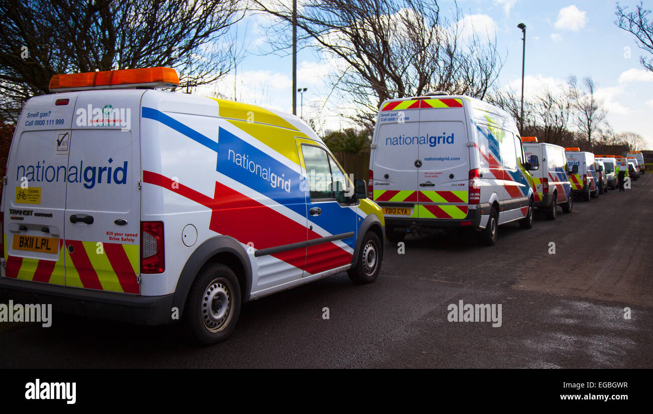 National Grid Vans in einer Reihe in Blackpool, Lancashire, Großbritannien 21st. Februar 2015. National Grid Gas Incident Emergency Vehicles. Eine Flotte von National Grid Minivans mit zugehörigen Ingenieuren an der Windy Harbour Road und Garstang New Road in der Nähe des kleinen Dorfes Roseacre, um Gasdienste wiederherzustellen, nachdem ein Bagger angeblich die Gasversorgung der lokalen Gemeinden platzte. National Grid protokolliert den Vorfall als vorrangigen Störschaden an einer Mitteldruckleitung am Standort. Stockfoto