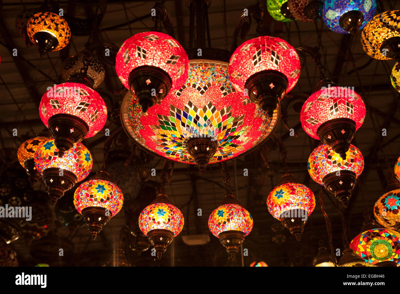 Traditionelle handgefertigte orientalische Lampe. Dubai, Vereinigte Arabische Emirate Stockfoto