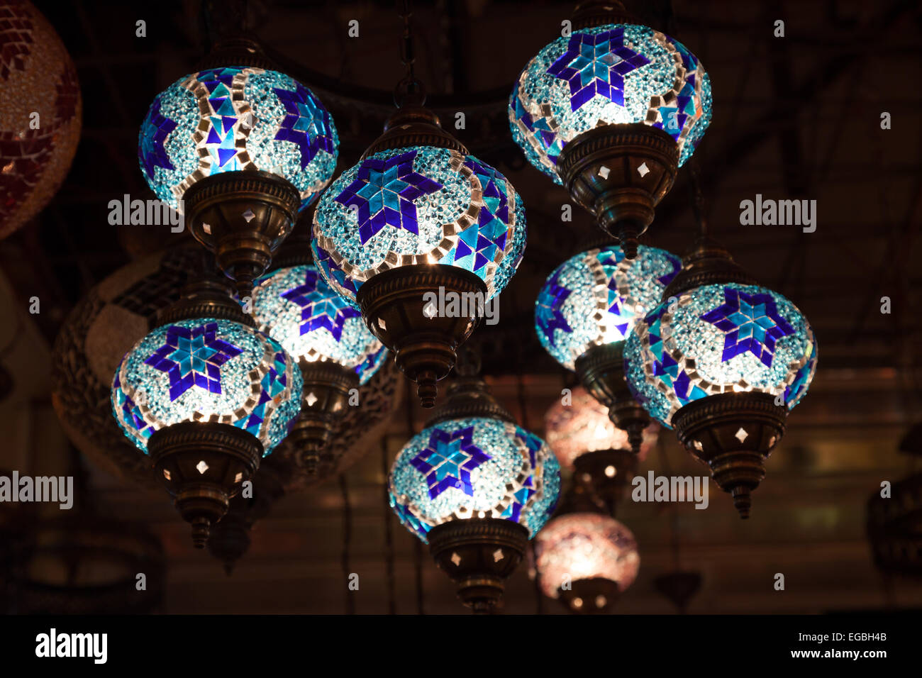 Traditionelle handgefertigte orientalische Lampe. Dubai, Vereinigte Arabische Emirate Stockfoto