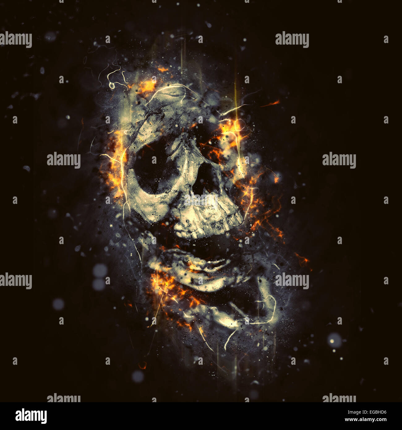 Totenkopf in Flammen als konzeptionelle Spooky Halloween-Horror-Bild. Stockfoto