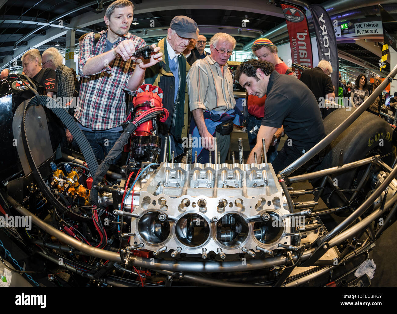 Zürich, Schweiz. 20. Februar 2015. Besucher versammeln sich um den Motor von einem spektakulären Erbacher Beschleunigungsrennen Auto wurde in "Swiss-Moto" Motorrad-Ausstellung in Zürich. Bildnachweis: Thamerpic/Alamy Live-Nachrichten Stockfoto