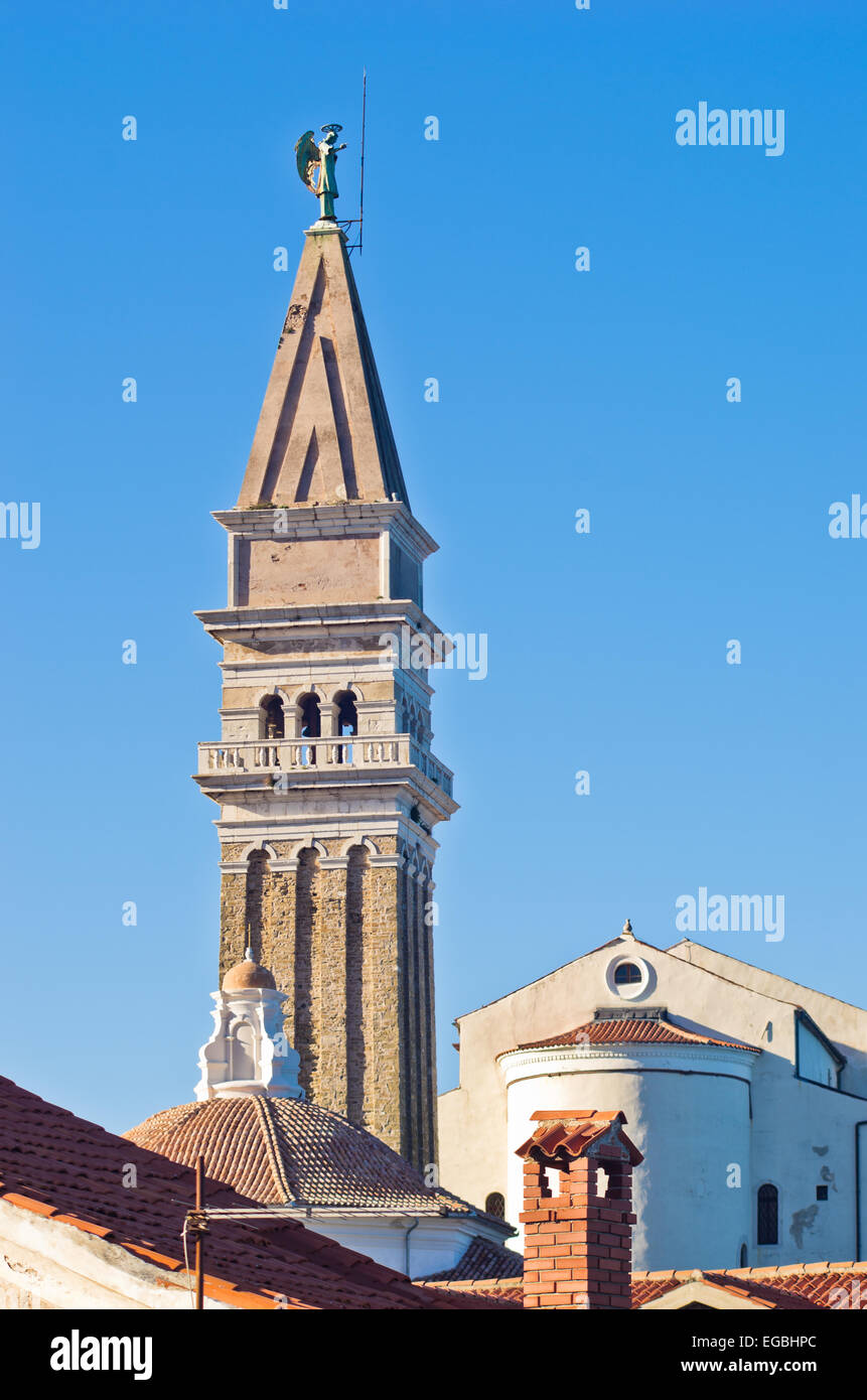 St. Georg-Kirche und der Glockenturm Turm am Stadt Piran in Istrien Stockfoto