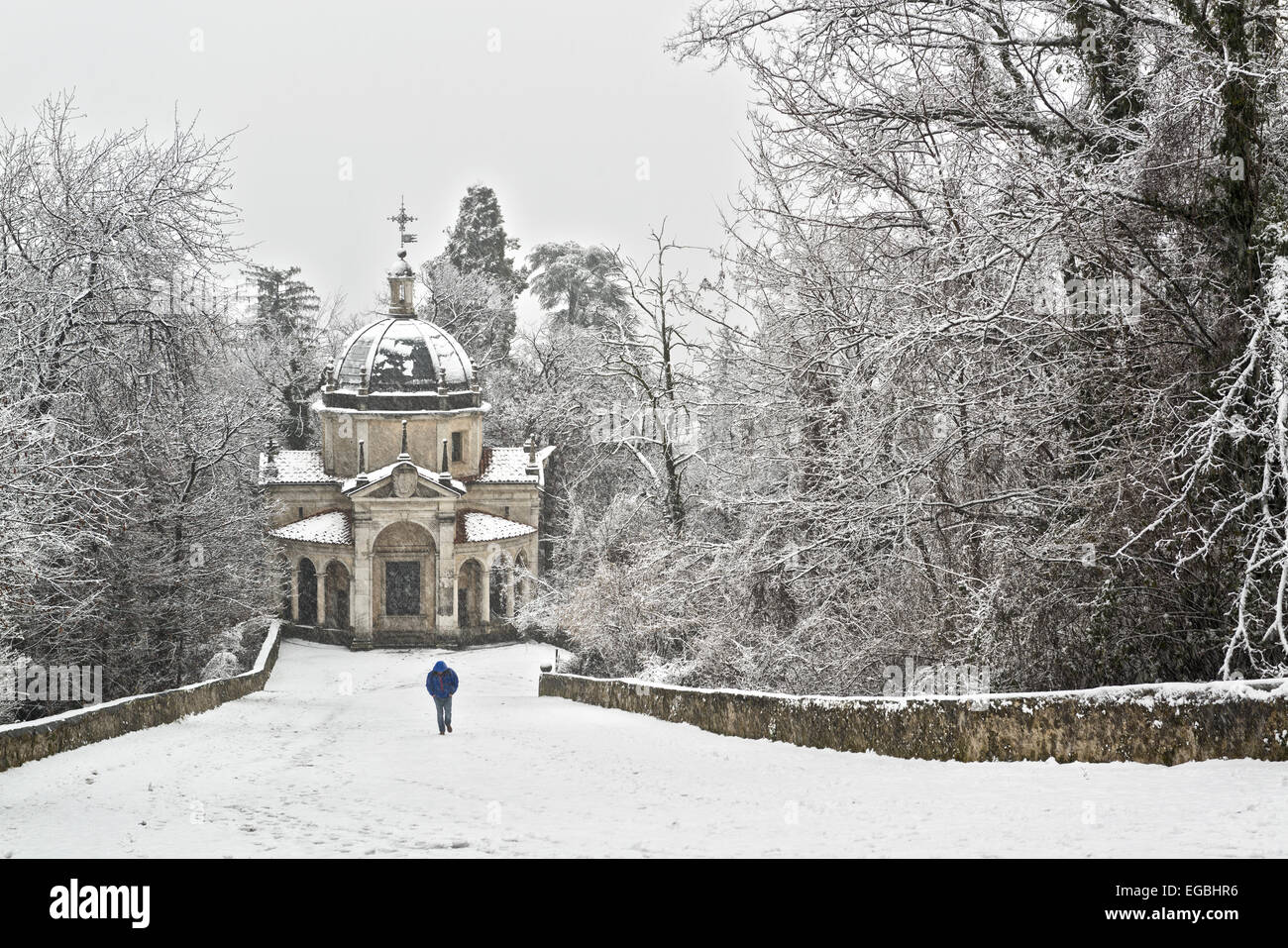 Mann zu Fuß auf den Weg in einem verschneiten Nachmittag, Heilige Berg von Varese Stockfoto