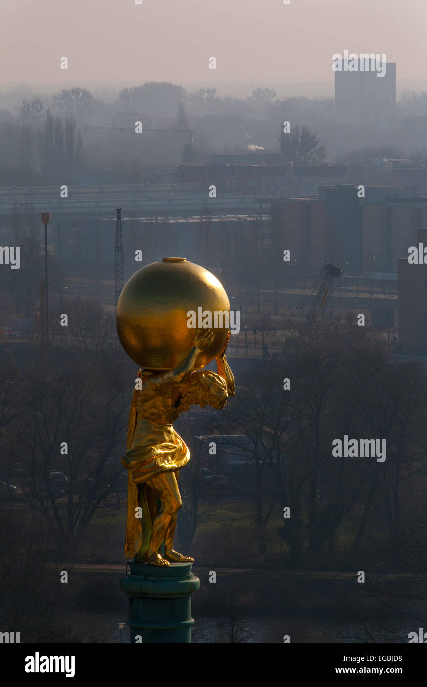 Vergoldete Statue des Atlas auf alten Rathaus, Potsdam Stockfoto