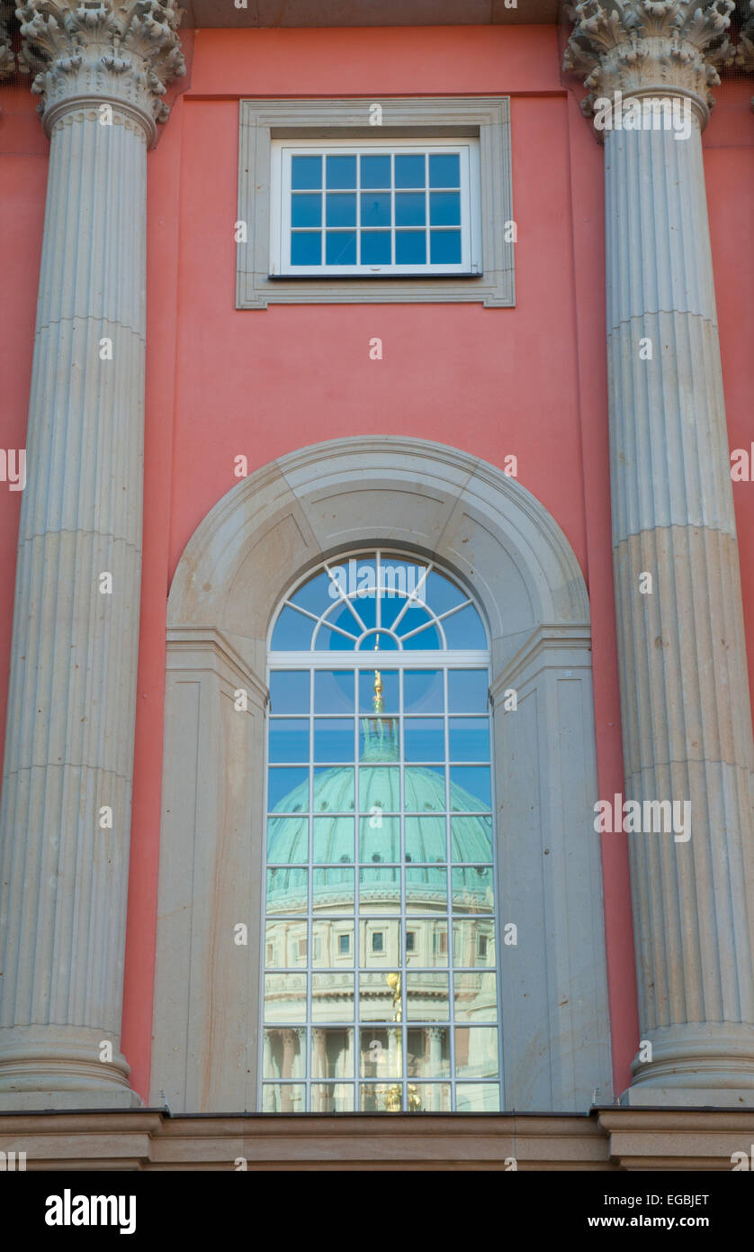 Kuppel der St.-Nikolaus-Kirche, Potsdam, spiegelt sich im Fenster der Fassade des Brandenburgischen Landtags Landtag Stockfoto