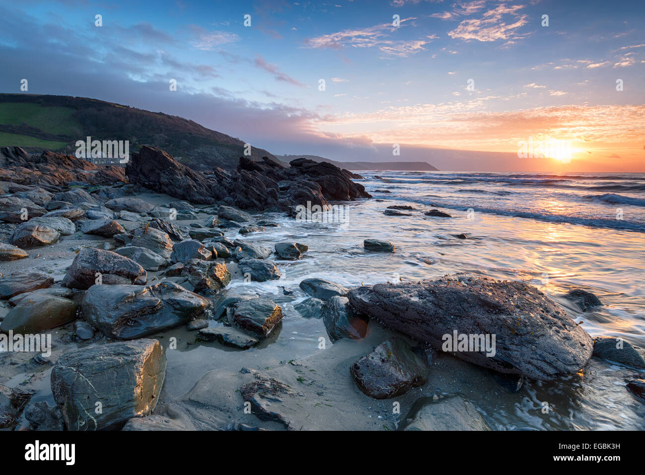 Wunderschönen Sonnenaufgang an der Küste von Cornwall bei Portholland Stockfoto