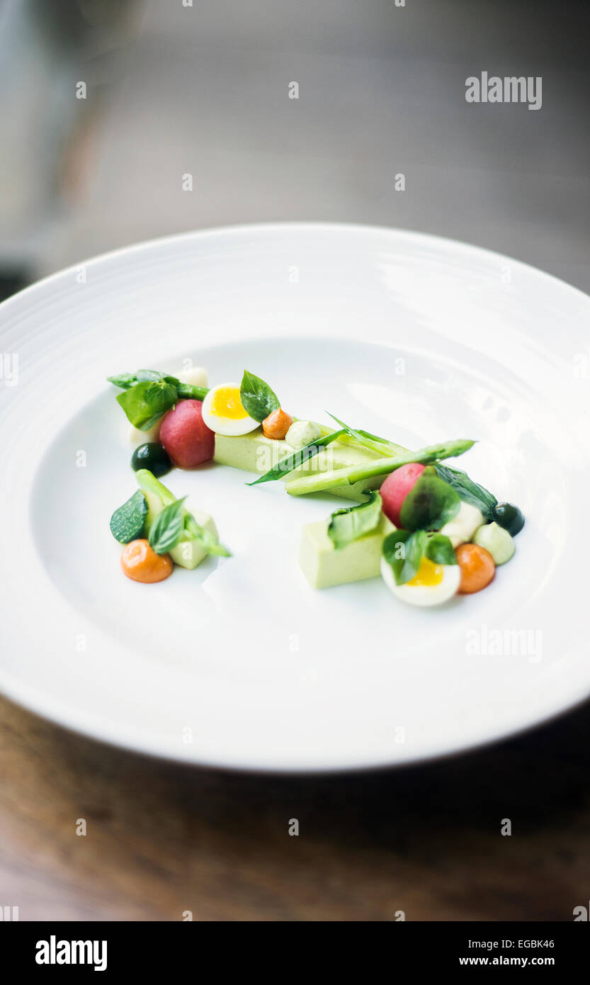 gesundes Gemüse Salatteller mit Ei und Broccoli-mousse Stockfoto