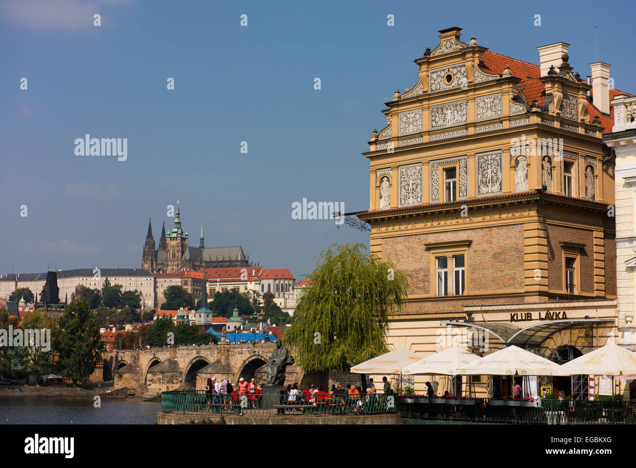 Ansicht von Bedrich Smetana Museum (im Vordergrund), Charles Bridge und St. Vitus Cathedral und Pragerburg im Hintergrund. Stockfoto