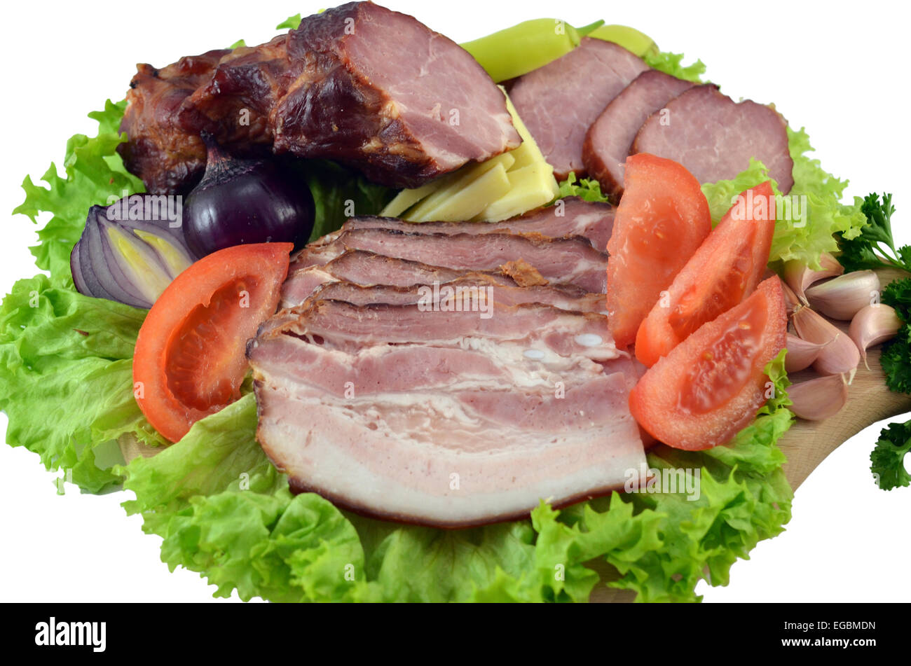 Schinken und Schinken mit Salat und Gemüse isoliert auf weißem Hintergrund Stockfoto